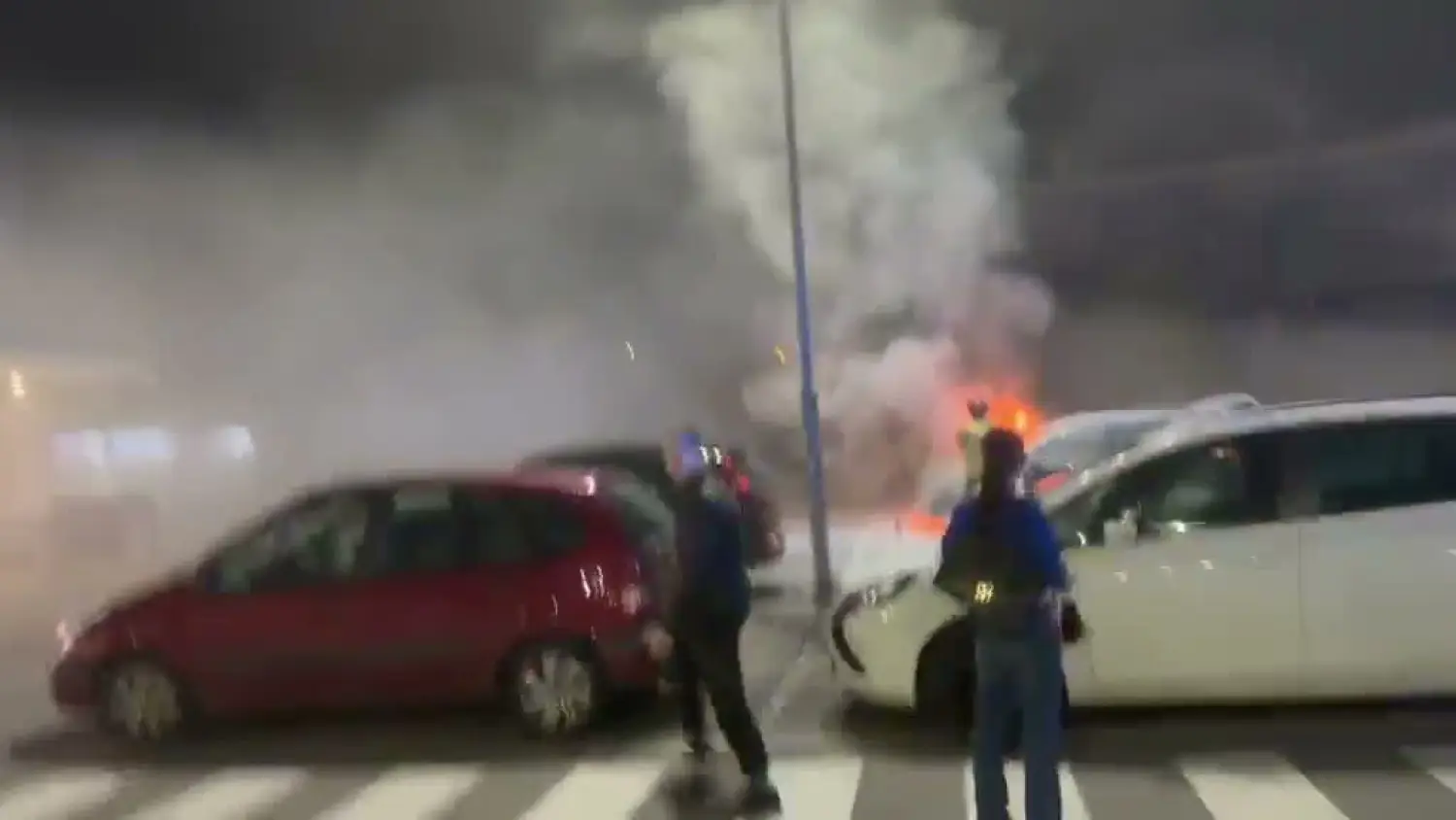 Pożar samochodu na parkingu przy ul. 3 Maja (Kaufland)